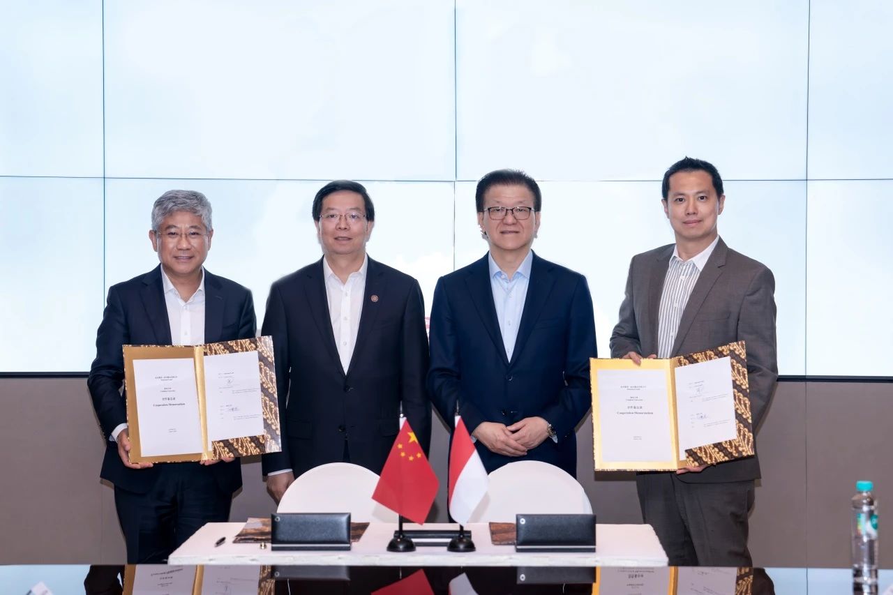20240804-邱勇访问印尼-邱勇与黄荣年(右二)见证签约-张帆.jpg