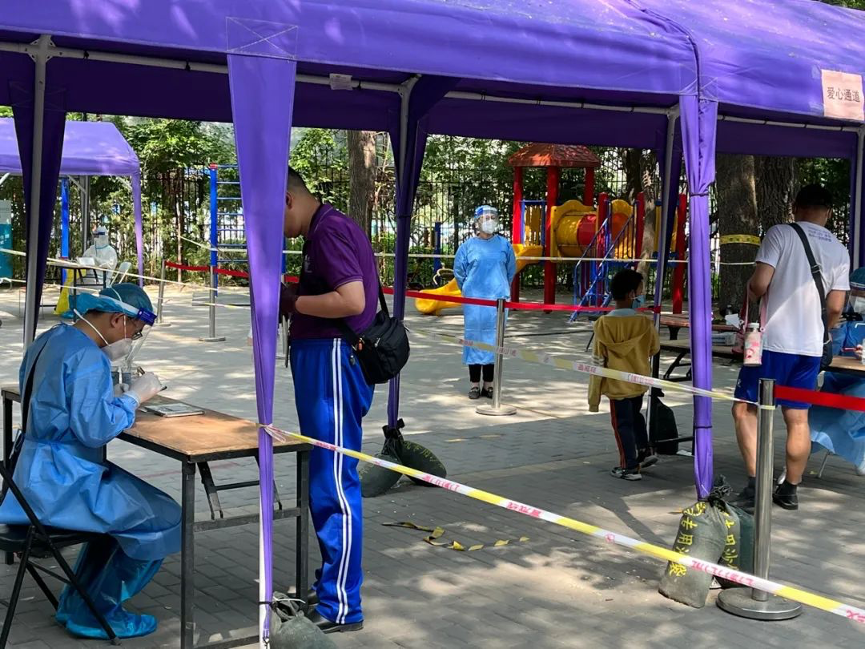 20220617-米兰·体育机关党委党员“双报到”纪实-供图-西北社区 “双报到”党员登记、核对核酸检测信息.png