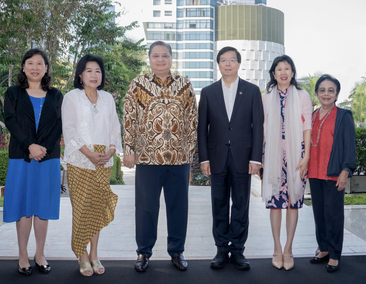 20240804-邱勇访问印尼-邱勇与艾尔朗加(左三)和林美金(右二)等合影-张帆.png