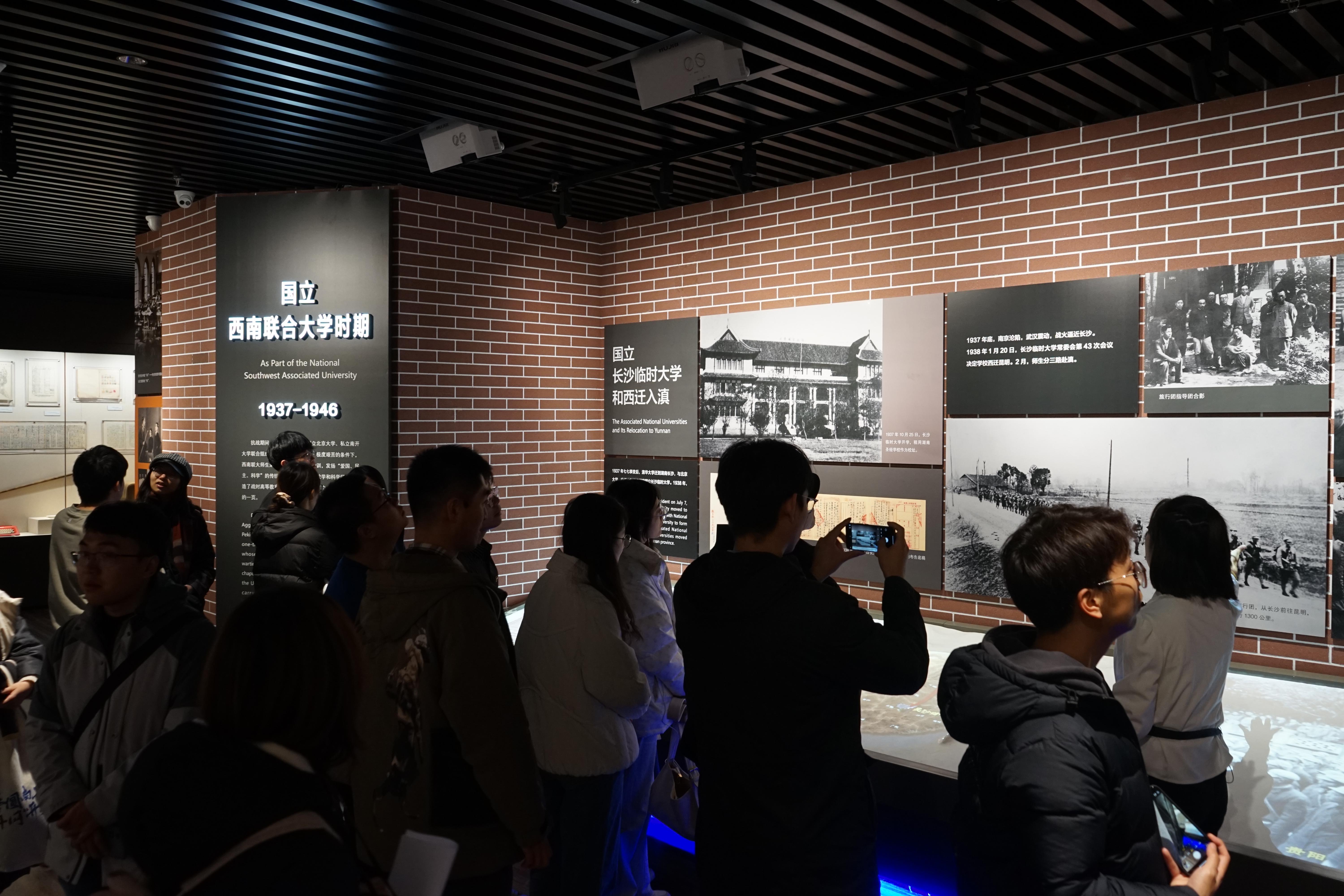 20231115-米兰·体育网络研究院和南开大学计算机学院和网络空间安全学院开展联合主题党日活动-丁尔著-两校师生参观校史馆“西南联大”历史展区.JPG