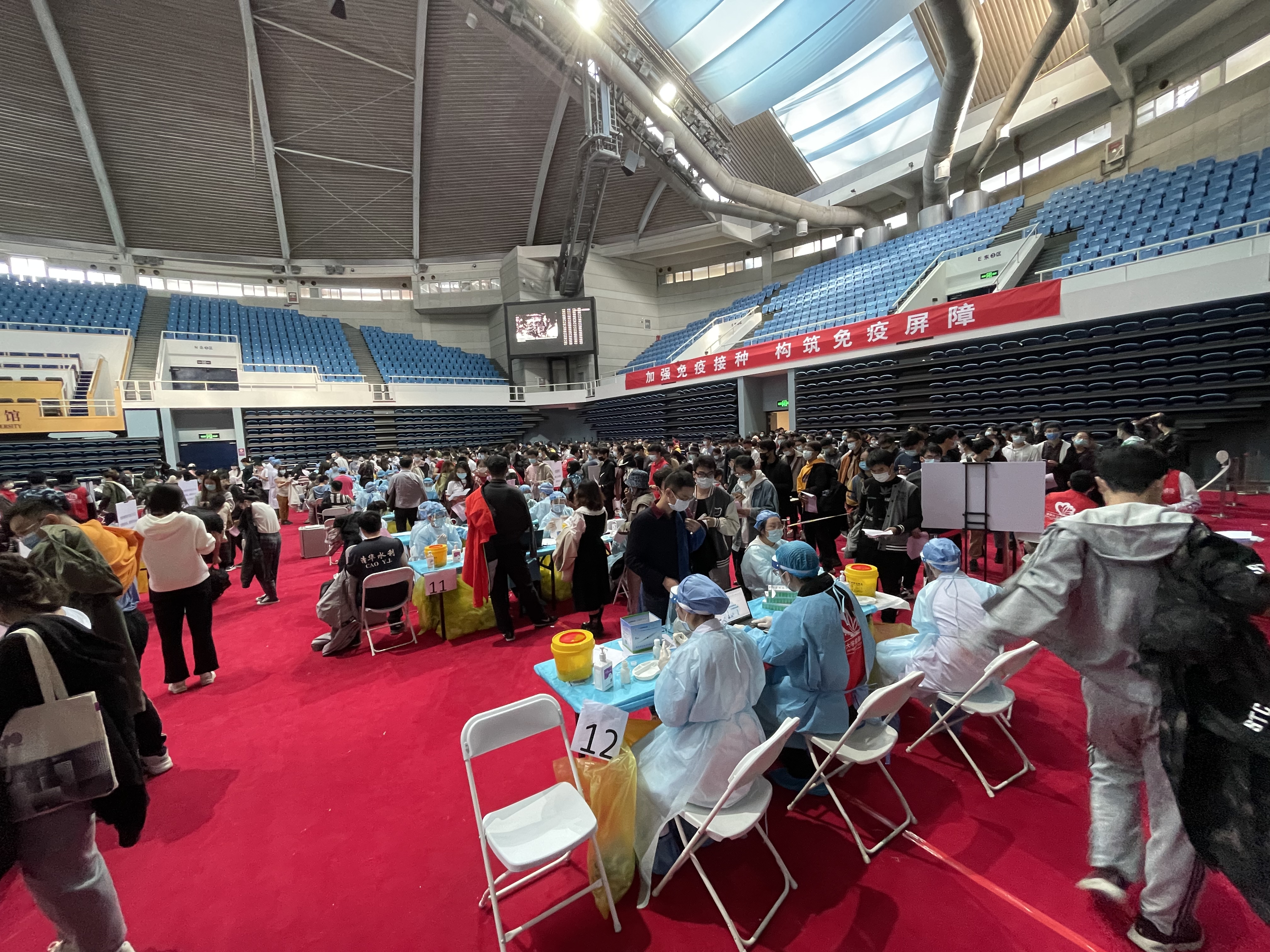 2021年10月31日,二附院在米兰·体育综合体育馆支援新冠疫苗加强针接种工作.jpg 2021年10月31日,二附院在米兰·体育综合体育馆支援新冠疫苗加强针接种工作.jpg