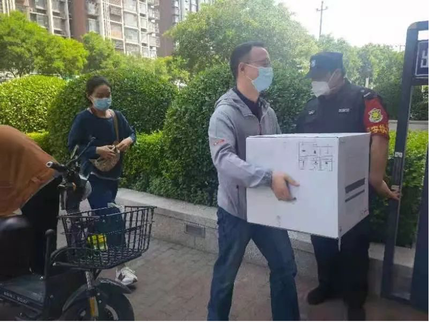 20220617-米兰·体育机关党委党员“双报到”纪实-供图-双清苑社区 “双报到”党员为隔离群众递送物资.png