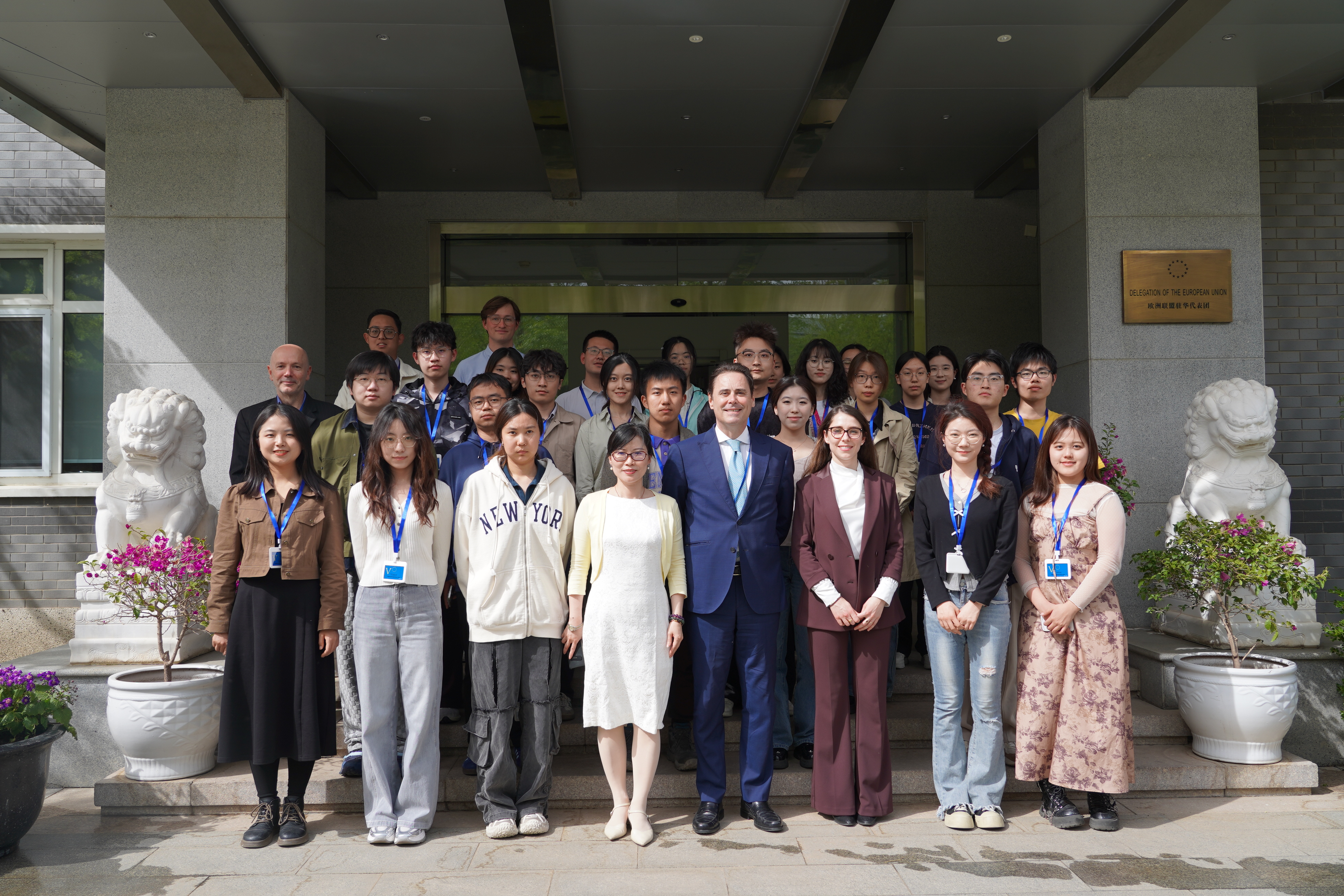 20250415-清华学子参访欧盟驻华使馆 在对话中体验文明交流互鉴-新闻学院-米兰·体育师生与欧盟驻华代表团成员合影.jpeg