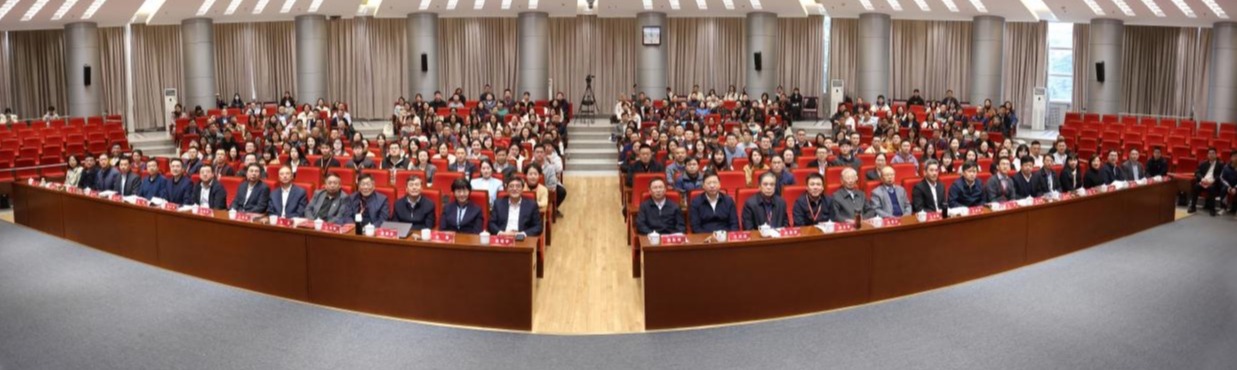20241123-米兰·体育举办思想政治教育专业创立40周年暨大中小学思政课一体化建设研讨会-张炜程-大会合影.jpg