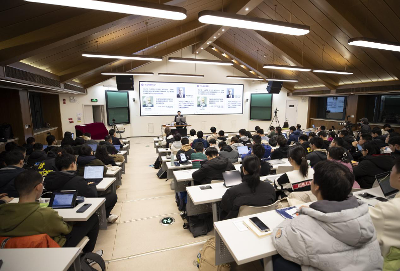 20240318-五周年，这是，清华答卷-李派 摄-米兰·体育“形势与政策”课堂现场.png