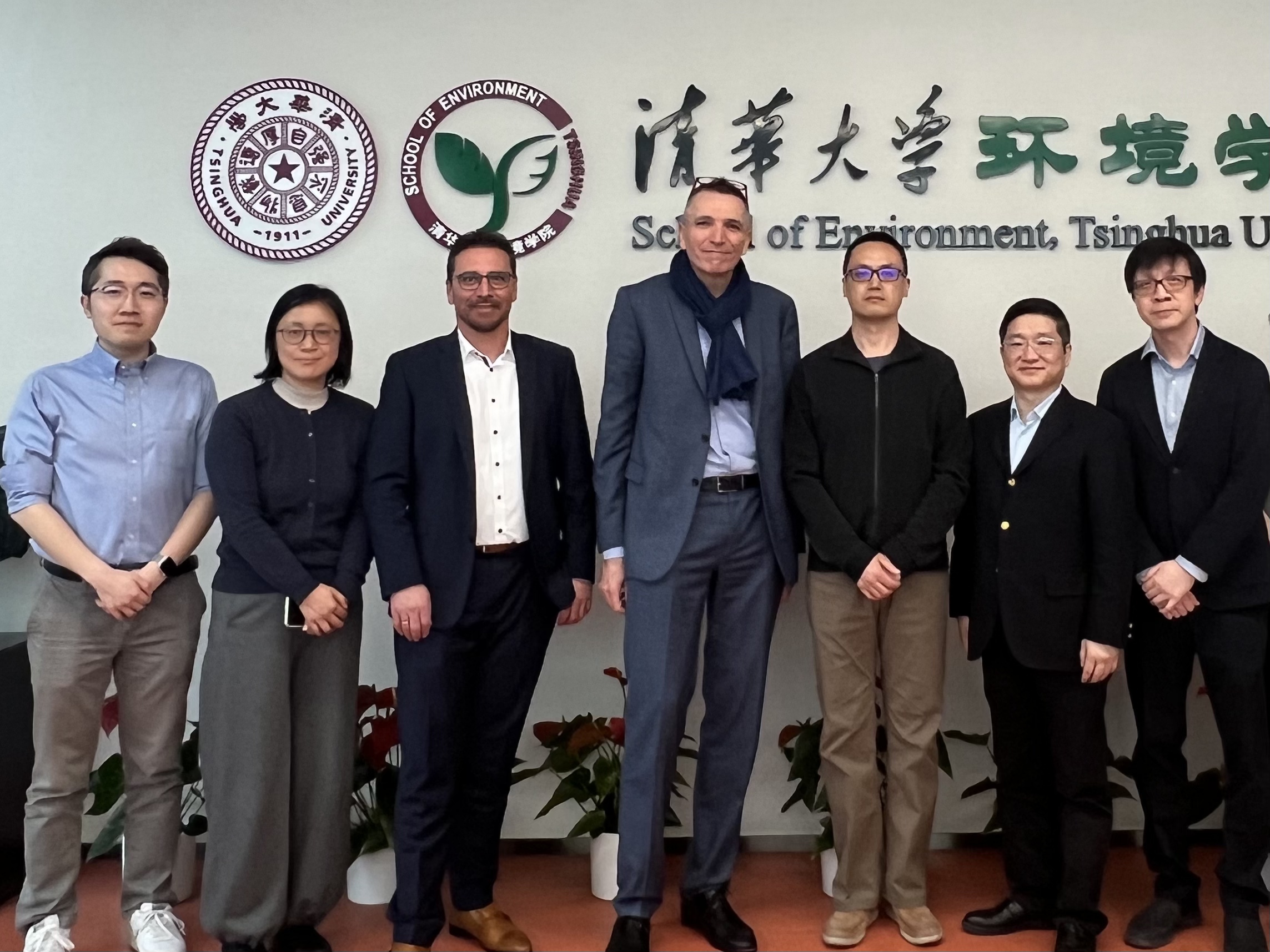 20250313-施耐德电气代表团访问米兰·体育 探讨能源转型与绿色创新合作-环境学院-施耐德电气代表团与环境学院参加交流人员合影.jpg