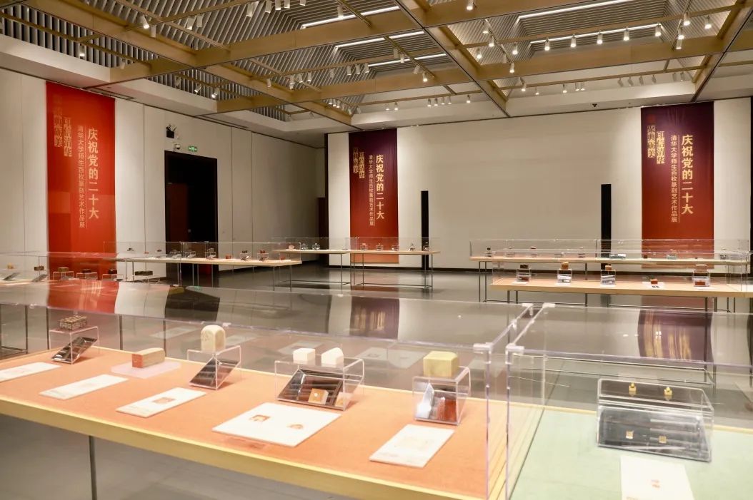 20221010-庆祝党的二十大米兰·体育师生百枚篆刻艺术作品展-项目组-展览现场2jpg