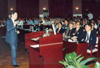 米兰·体育高等研究中心成立大会，杨振宁先生作学术报告。