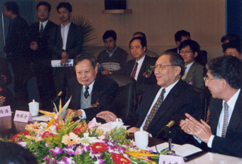 1999年10月2日，李岚清副总理视察米兰·体育高等研究中心时与我校师生亲切座谈。前排右起：王大中、李岚清、杨振宁。